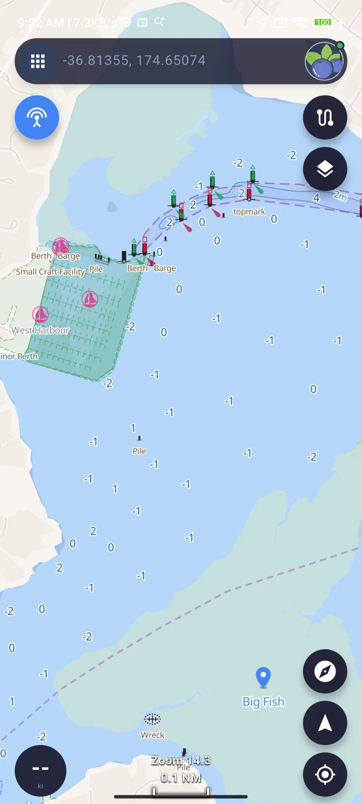 Consulta carte nautiche con segnalamenti, dettagli costieri e punti utili.